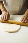 Chef rolling pizza tough — стоковое фото