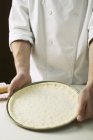 Chef con pasta per pizza — Foto stock