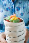 Tazones con dulces de gelatina - foto de stock