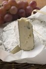Синий сыр с виноградом — стоковое фото