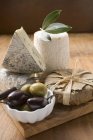 Синій сир і оливки — стокове фото