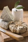 Синій сир на дерев'яній поверхні — стокове фото