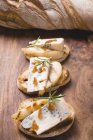 Gorgonzola con pera e pralina — Foto stock