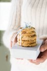Mani femminili che tengono biscotti al mirtillo — Foto stock