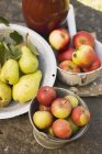 Frische Birnen und Äpfel — Stockfoto