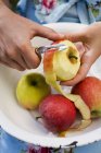 Жіночі руки Пілінг яблуко — стокове фото