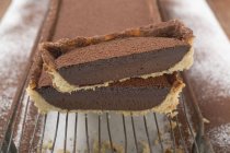 Частично нарезанный прямоугольный шоколадный пирог — стоковое фото