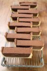 In Scheiben geschnittene rechteckige Schokoladentorte — Stockfoto