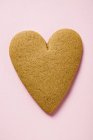 Gingerbread heart on pink — Stock Photo