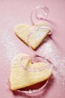 Крупный план кондитерских сердец с сахаром и розовой лентой — стоковое фото