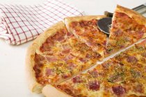 Pizza de jamón estilo americano - foto de stock
