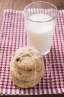 Cranberry cookies and glass of milk — Stock Photo