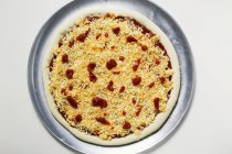 Pizza Margherita sin cocer - foto de stock