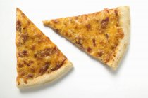Ломтики пиццы Маргарита — стоковое фото