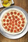 Unbaked піци пепероні — стокове фото