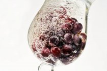 Виноград в стакане воды — стоковое фото