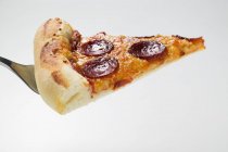 Шматочок піци пепероні — стокове фото