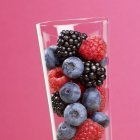 Летние ягоды в стекле — стоковое фото