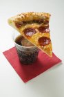Fatia de pizza de pepperoni — Fotografia de Stock
