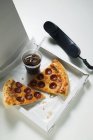 Fette di pizza al salame piccante alla americana — Foto stock