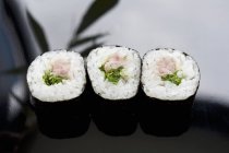 Sushi relleno de atún y negi - foto de stock