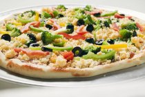 Pizza vegetale non cotta — Foto stock