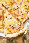 Presunto e pizza de cogumelos — Fotografia de Stock