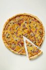 Pizza mit Schinken und Pilzen — Stockfoto