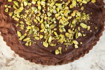 Close-up vista superior de bolo de chocolate com pistache e ganache — Fotografia de Stock