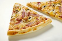 Rebanadas de pizza al estilo americano - foto de stock