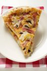 Кусочки пиццы в американском стиле — стоковое фото