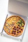 Pizza pepperoni et légumes en quartiers — Photo de stock