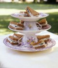 Бутерброды на многоярусной подставке из перевернутых чашек и тарелок — стоковое фото