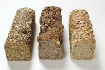Три хлеба из цельной муки — стоковое фото