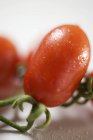 Tomates de ameixa com baixas de água — Fotografia de Stock