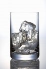 Cubos de hielo en vidrio - foto de stock