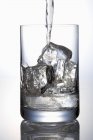 Versando acqua nel vetro — Foto stock