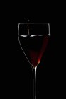 Vin rouge coulant dans un verre à vin — Photo de stock