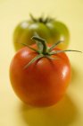 Два разных помидора — стоковое фото