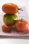 Tomates verdes y rojos - foto de stock