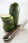 Courgette verte partiellement tranchée — Photo de stock