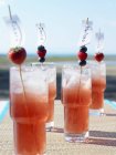 Cocktails aux baies avec cartes de place — Photo de stock
