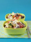 Греческий салат с картошкой и овощами — стоковое фото