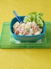 Salade de pommes de terre et saumon — Photo de stock