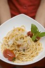 Frau hält Teller mit Spaghetti — Stockfoto