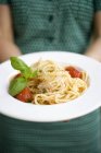 Жінка тримає тарілку спагеті — стокове фото