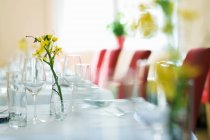 Mesa colocada com copos e flores em um restaurante — Fotografia de Stock