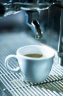 Taza de café expreso en la máquina de café - foto de stock