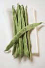 Fresh Green beans on linen cloth — Stock Photo