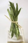 Grüne Bohnen mit Bindfäden gebunden — Stockfoto